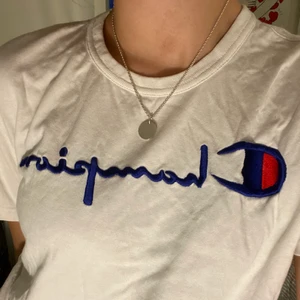 Champion tshirt - Vit champion tshirt i jättefint skick, väldigt bekväm och sitter lagom tight. 