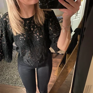 Svart spets topp från GinaTricot  - Mycket bra skick, en väldigt fin fest topp! 