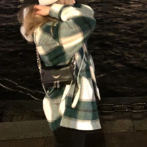 Jacka från Zara - Grön rutig jacka från Zara, hyfsat använd men i gott skick! Skriv för fler bilder 🤍