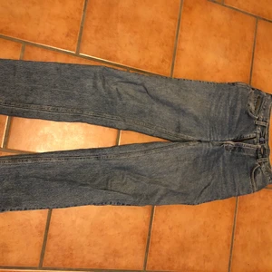 Calvin Klein Jeans  - Fint skick. Sitter bra på mig som är 1,70 m lång. 
