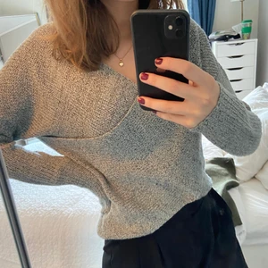 Stickad omlott tröja! - Säljer denna fina gråa stickade omlott tröjan från Nelly.😍 Får tyvärr inte längre användning för denna och tröjan är använd fåtal gånger! Inte nopprig alls! Storlek XS. Säljer den för 100kr och köparen står för frakten!🥰🤩