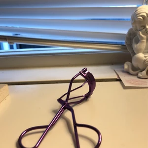 Ögonfransböjare  - Säljer min lila glänsande ögonfransböjare💜 säljer denna för 45 kr och med det ingår frakten! Säljer pågrund av att jag inte får användning av den då jag använder fransar💗💗