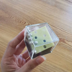 Kulspel y2k - Man försöker sätta kulorna på plats samtidigt som balansera de på brädan, faller brädan måste man börja om. Inte alls så lätt. 