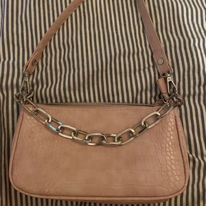 Gina tricot väska - En otroligt fin väska från Gina tricot som tyvärr inte passar min stil längre. Använd 1 gång och är i jätte bra skick. Köparen står för frakt❤️