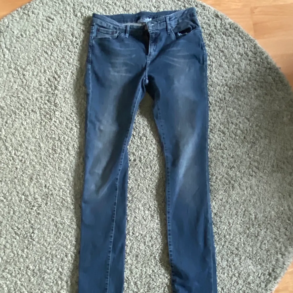 Snygga mörka lågmidjade jeans i storlek 31/32. Jeans & Byxor.