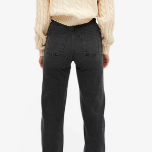Gråa straight jeans ifrån monki  - Gråa jeans ifrån monki med högmidjade och vida ben!🤎 Sitter SÅ perfekt overall men speciellt i midjan! Dem är liite ljusare i verkligheten (ungefär som bild 2) än vad som visas på bilderna! 
