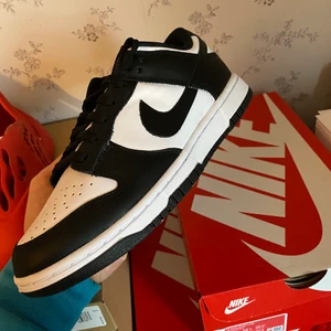 Dunk low panda - Dunk low ”black/white, storlek 40 och 40,5 finns, 1999kr + frakt per par, båda är helt nya med kartong