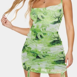 Klänning - Säljer denna klänning från prettylittlething i storlek uk 10, vilket motsvarar vår 38 men den är stretch så skulle säga 36 också. Endast använd 1 gång, 100kr + frakt