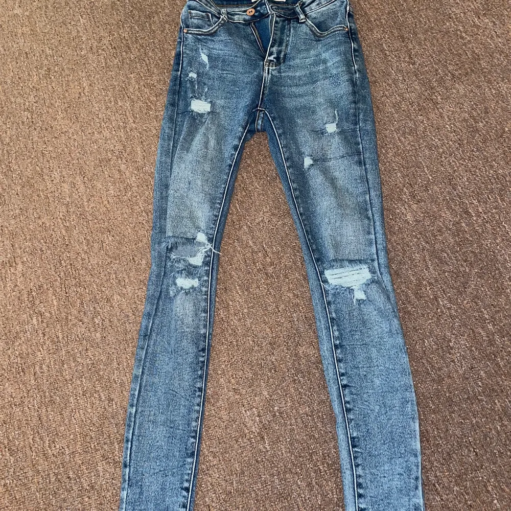Säljer mina byxor eftersom att dem inte kommer till andvändning har bara haft på mig dem 1-3 gånger så dem är ganska nya.dem är köpta för 607kr men säljer dem för 450kr (buda)❤️. Jeans & Byxor.