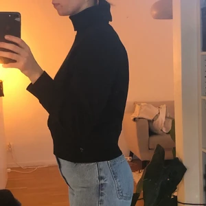 Sweatshirt  - Svart sweatshirt med polo köpt från Zara. Tröjan är inte smutsig utan det är min kära spegel som är det hihi. Ber också om ursäkt för dåliga bilder. Bara att skriva om fler bilder önskas. Det är en medium men skulle snarare säga XS/S.