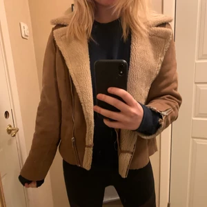 Hm jacka strl 36 - Säljer denna vinterjacka från hm i strl 36😍🙏så fin och håller verkligen värmen🤝🤝