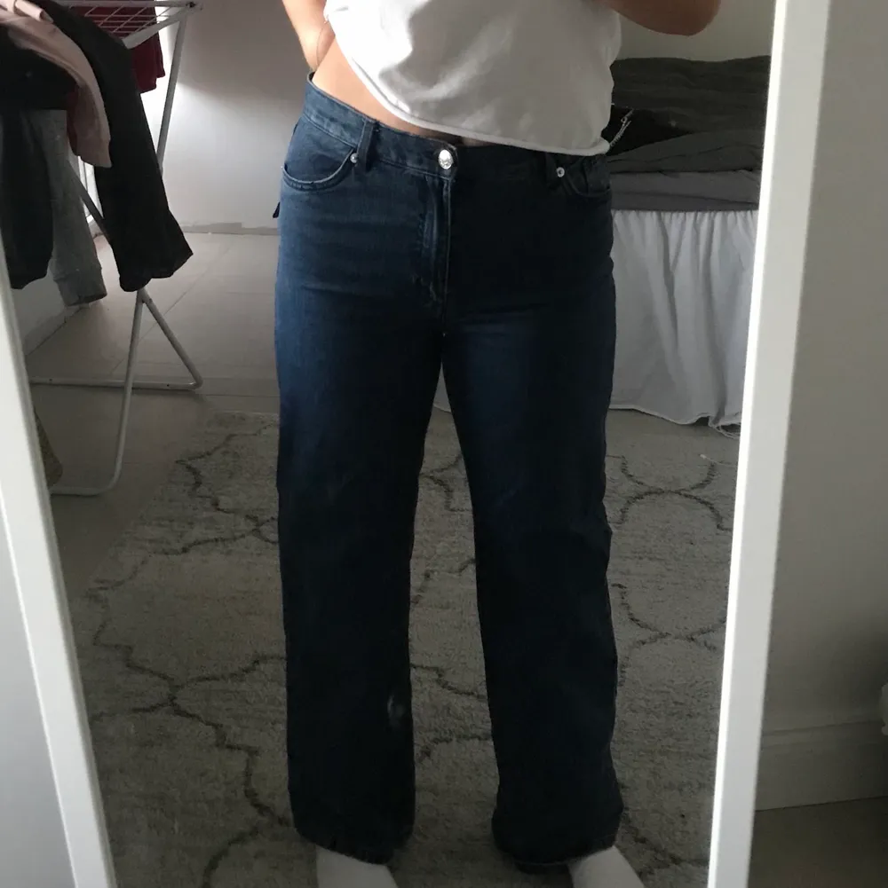 Säljer dessa raka/vida jeans från monki. Köpt från secondhand men i bra kvalite och skick. Det är i en mörkblå tvätt så snygg nu till hösten. Jeansen har en normal midja eller mid Waits. Jeansen är till hälen på mig som är 167cm. Jeansen är i modellen Yoko och storlek 29. Motsvarar en 36/38. Farkut & Housut.