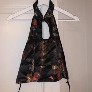 Festtopp - Ascool fest topp, köpt begagnad vet ej vart den är ifrån. Passar alla med tanke på knytning i ryggen