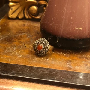 Kristallring  - En ring ifrån Avi o lena i bra skick smutsigt guld/rosé färg. Vet tyvärr inte vilken sorts kristall det är i mitten. Ord pris 140