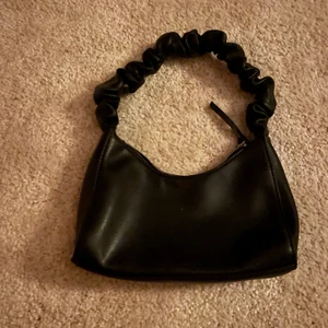 Väska ifrån Gina Tricot - Svart väska ifrån Gina tricot väldigt bra material, jag säljer den eftersom att den inte kommer till andvändning. Köparen står för frakt :)