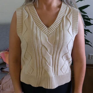 Stickad väst - Säljer denna stickade väst i beige. Den är i väldigt bra skick då den är knappt använd.