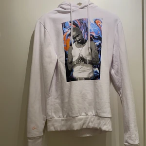 Tupac  - Jättefin Tupac från hoddie som tyvärr aldrig kommer till användning lite tajt runt huvudet men inget jag haft problem med, använd 1-2 gånger så den är som ny. 