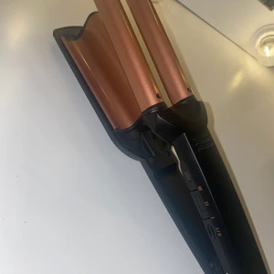 Vågtång - Vågtång från BaByliss. Knappt använd, funkar som den ska. Säljer den pågrund av att den inte kommer till användning längre.