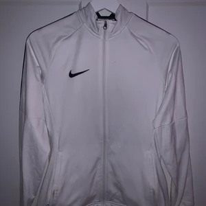 Nike kofta - Vit nike kofta i bra skick! Strl S