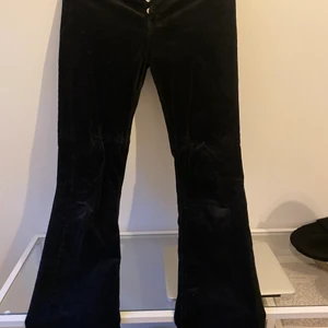 Zara byxor - Vida/bootcut mörkblåa manchester byxor från zara i stl 36. Mycket använda där de har gått isönder lite (se sista bilden) men annars hur fina som helst! 