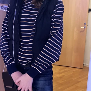 Randig sweatshirt  - Randig sweatshirt i svart, gul och vit! Hör av er för fler bilder!❤️ Frakten är inte satt