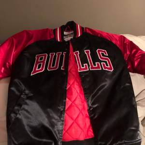 Säljer denna Bulls varsity jackan från Mitchell & Ness då den aldrig kommer till användning, den är som i nyskick! Vid eventuella frågor/intresse hör av dig, Mvh Filip