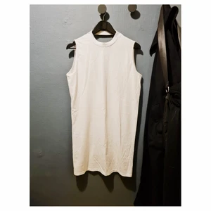 Vit klänning från ASOS - Vit sommarklänning i stl S. Som en T-shirt-klänning typ. Djup urringning bak. Sparsamt använd.