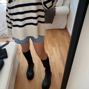 Stövlar - Helt oanvända skor från Zara( lappen sitter kvar). Köpte dom från en här på plick men dom har tyvärr inte kommit till användning. Bilderna är lånade. 250kr+frakt
