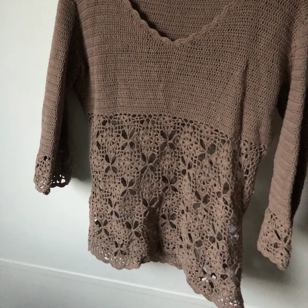 Fin virkad brun/beige topp! See-through över magen och ärmarna i ett vackert mönster. Köpt second hand men är i gott skick! ❣️. Toppar.