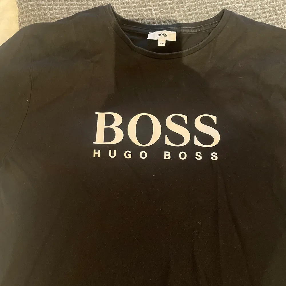 Använd 1 gång äkta Hugo Boss t-shirt. Storlek M . T-shirts.