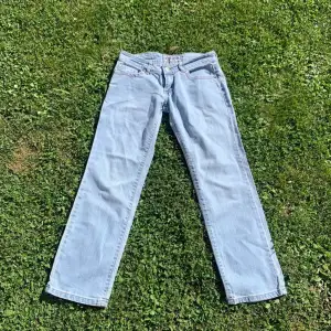 Säljer mina vintage guess jeans köpta från Depop , aldrig använda och är 165 cm lite för korta på mig 