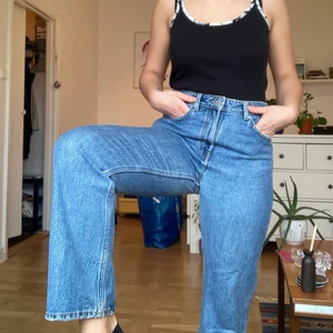 Voyagejeans från Weekday - Jeans i modellen Voyage från Weekday! Perfekt blå färg!!! strl 28/28. Knappt använda.