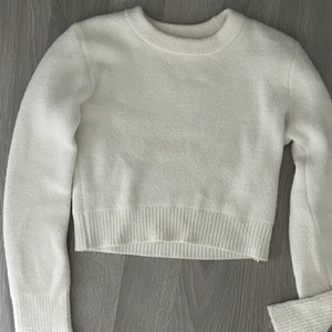 Finstickad tröja💖 - En vit finstickad tröja från zara. Tröjan är från början en L men har sytt in den så skulle säga att det är en XS✨