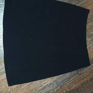 Jättefin svart kjol i storlek 38. Aldrig använd.  70kr + frakr