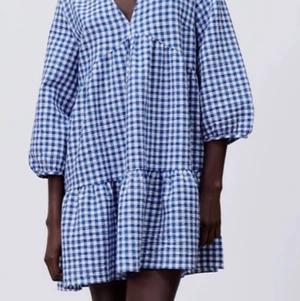 Zara klänning  - Säljer denna jätte fina zara klänning som tyvärr blivit för liten 💖 ser som ny ut 