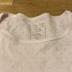 vit/rosa långärmad tröja  - super gullig tröja med fint mönster som påminner om brandy melvilles tröjor, från second hand, lappen står det Noa Noa, barnstorlek men passar mig som har S i tröjor🥰