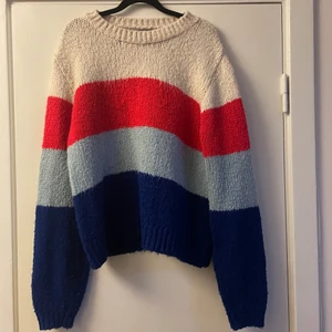 Stickad randig tröja  - Perfekt tröja nu på vintern. Använd ett fåtal gånger. Frakt tillkommer. Storlek L