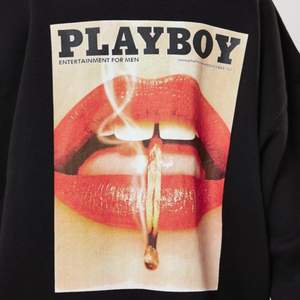 Snygg oversized hoodie från märket Playboy. Strl M men sitter snyggt på mig som i vanliga fall har strl S.