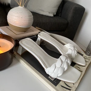 Vita klackar  - Säljer mina vita klackar!  Kommer ej i användning hos mig!  Använda en gång endast! 🤍🤍 de ser helt nya ut!  Storlek 39 