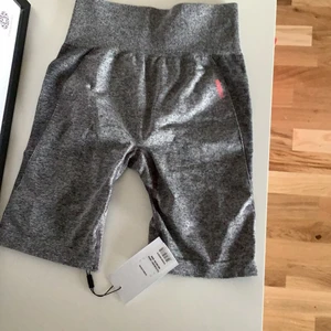 GYMSHARK FLEX CYCLING SHORTS - HELT OANVÄNDA gymshark shorts i färgen charcoalmarl/rubypink Storlek.M  Lappen sitter fortfarande på, inte ens testade. 