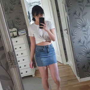 Jeanskjol - Jeanskjol som jag klippt av själv. Säljer för att jag vill ha den mer högmidjad och då tycker jag den blir för kort. Aldrig använd