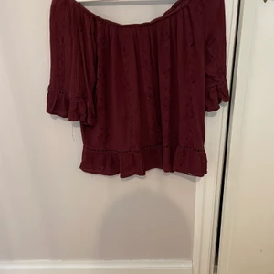 Röd offshoulder tröja - Röd offshoulder tröja i storlek S.