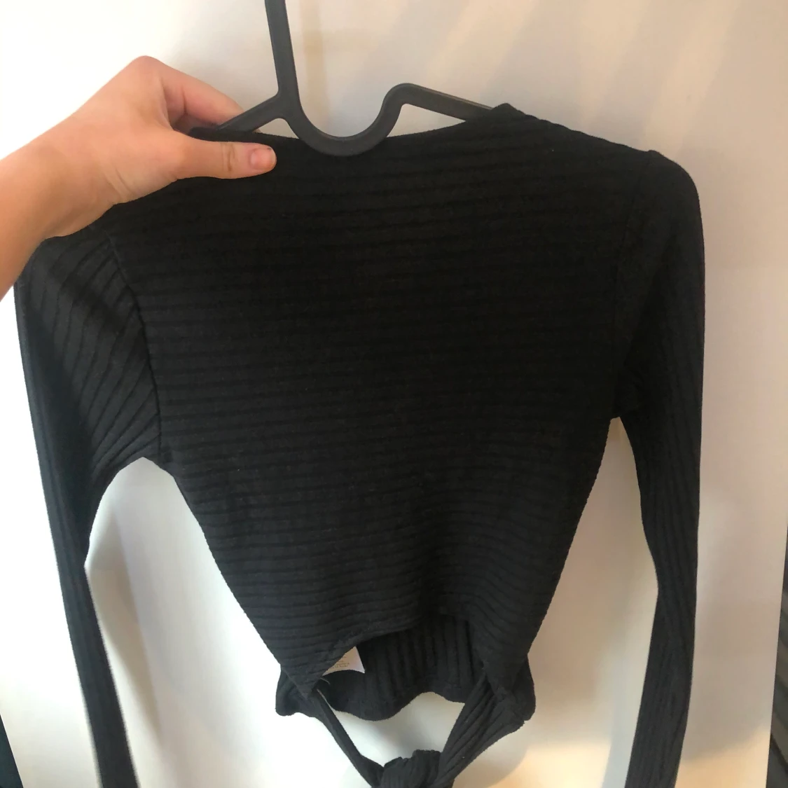 Jätte fin ribbad tröja med knytning vid ryggen från Ginatricot