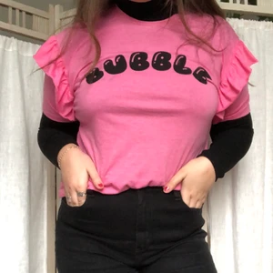 T-shirt med volangärmar och bubble-tryck - Jättesöt rosa t-shirt med volangärmar och ett bubble-tryck!💗 Retrostil på trycket och lite 80-tals vibe. Använd väldigt få gånger och därför fint skick! Köpt på Zara. Köparen står för frakten🛍