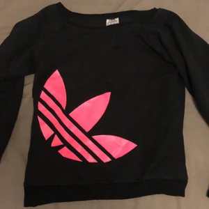 Adidas långärmad  - Säljer denna adidas långärmad då den är för tight för mig. Lite utsliten längst ut vid handleden annars bra skick. Köparen står för frakten 