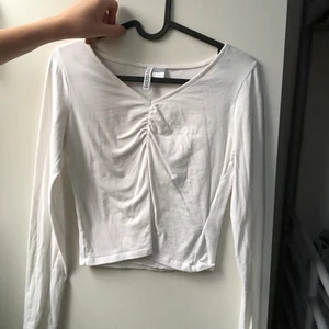 Jätte snygg vit tröja från HM - Vit långärmad tröja med V-ringning💓