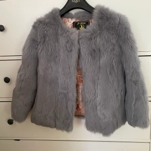 Äkta pälsjacka - Äkta pälsjacka i blyertsgrå nyans. Knappt använd så i jättefint skick.