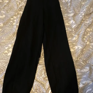 Svarta tunna kostymbyxor - Dessa sköna sostymbyxor säljer jag eftersom att det är för stora för mig, det är helt oanvända (endast provade fåtal gånger)❤️ Köpre står för frakten!
