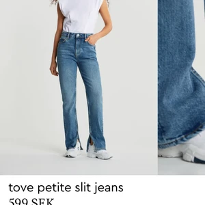 GINA TRICOT TOVE🤍 - Säljer dessa jeans i storlek 38. Dom är endast testade så nyskick. Sitter väldigt snyggt på! Slits på insidan och höga i midjan.💕