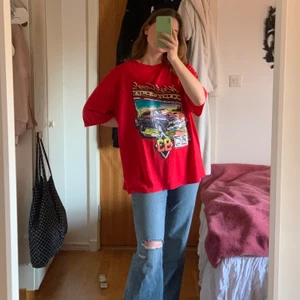 Röd t-shirt med tryck - Världens skönaste t-shirt i en fin röd färg, strl xs men den är verkligen mycket större. Är meningen att vara oversize så denna passar nästan alla storlekar. 